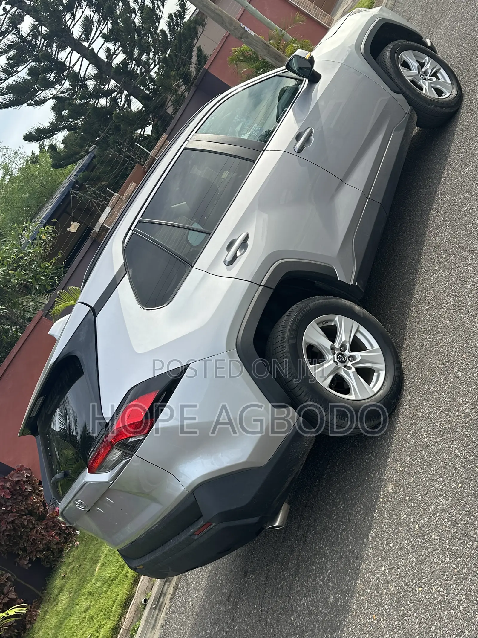 Toyota RAV4 XLE AWD 2019 Silver