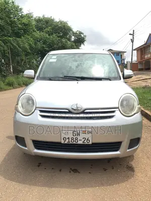 Toyota Sienta 2012 Silver