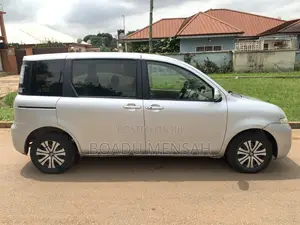 Toyota Sienta 2012 Silver