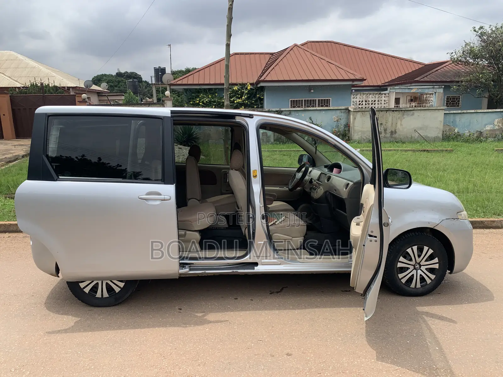 Toyota Sienta 2012 Silver