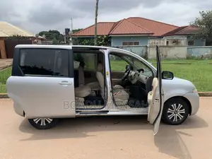Toyota Sienta 2012 Silver