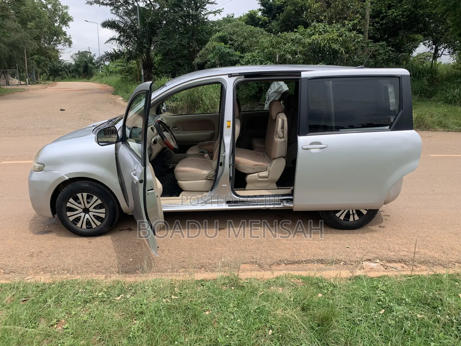 Toyota Sienta 2012 Silver
