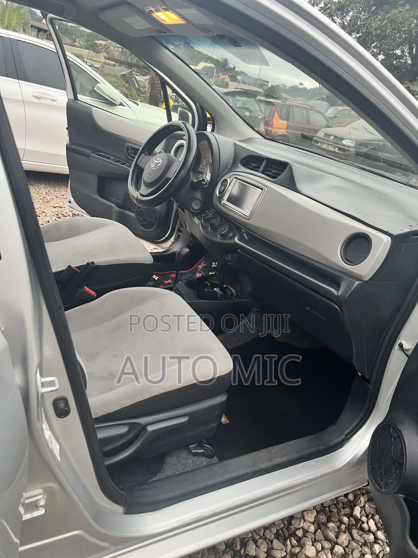 Toyota Vitz 1.0 FWD 3dr 2013 Silver