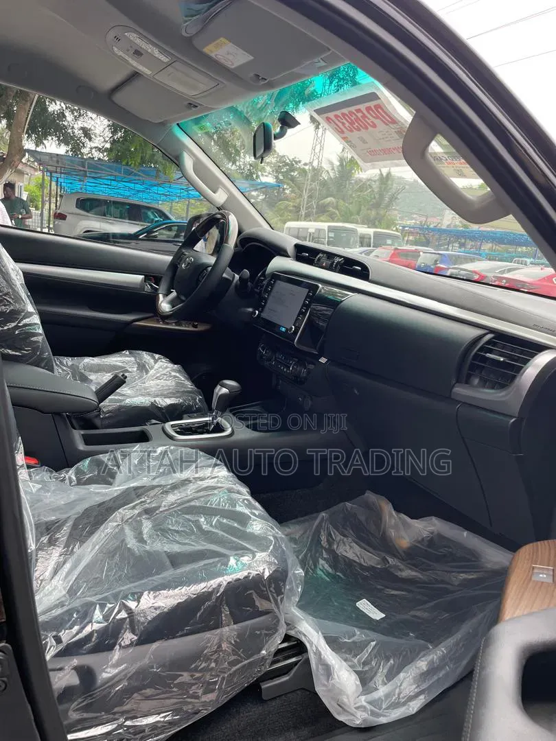 New Toyota Hilux 2025 Black