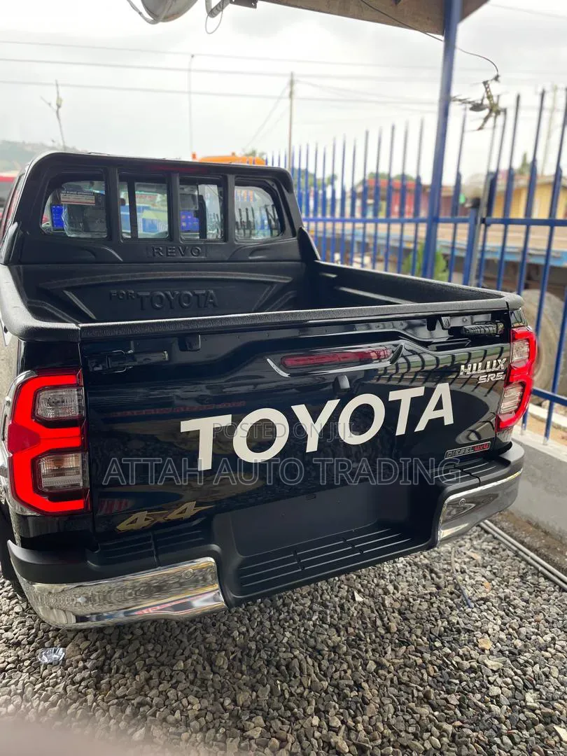 New Toyota Hilux 2025 Black