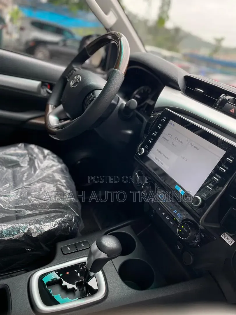 New Toyota Hilux 2025 Black