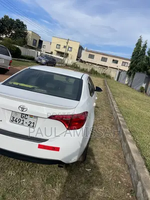 Toyota Corolla SE 4dr Sedan (1.8L 4cyl CVT) 2017 White