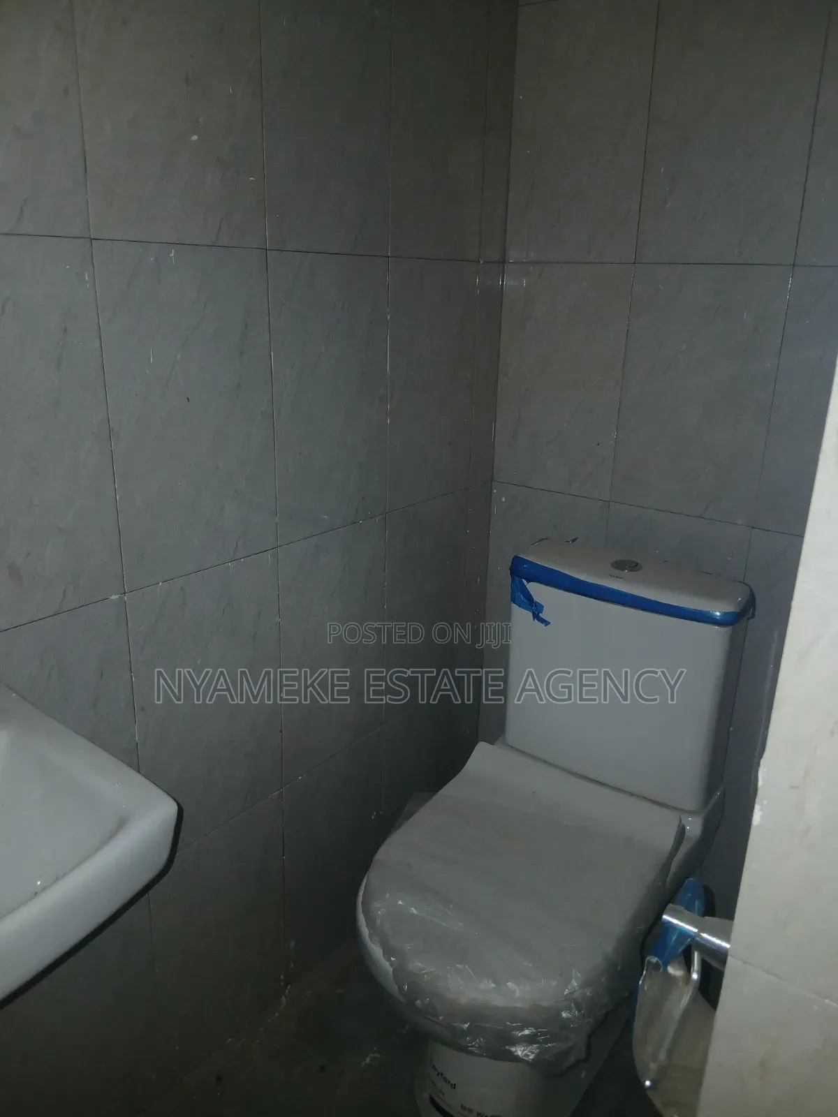 1bdrm Apartment in Exhibition for rent