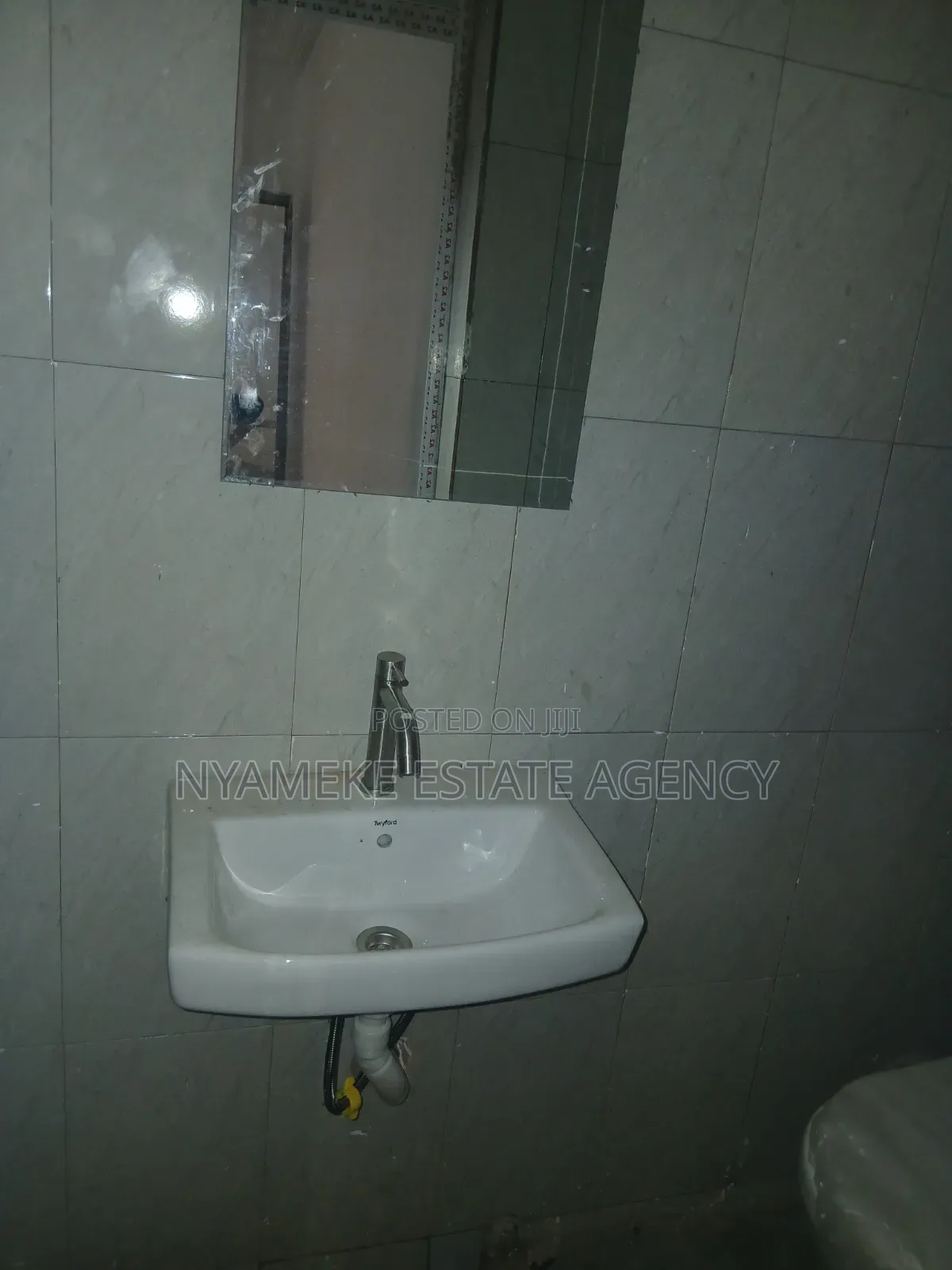 1bdrm Apartment in Exhibition for rent