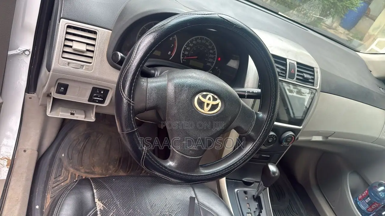 Toyota Corolla L 4-Speed Automatic 2013 Silver