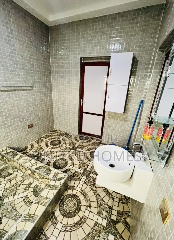 5bdrm House in Olebu, Ablekuma for sale