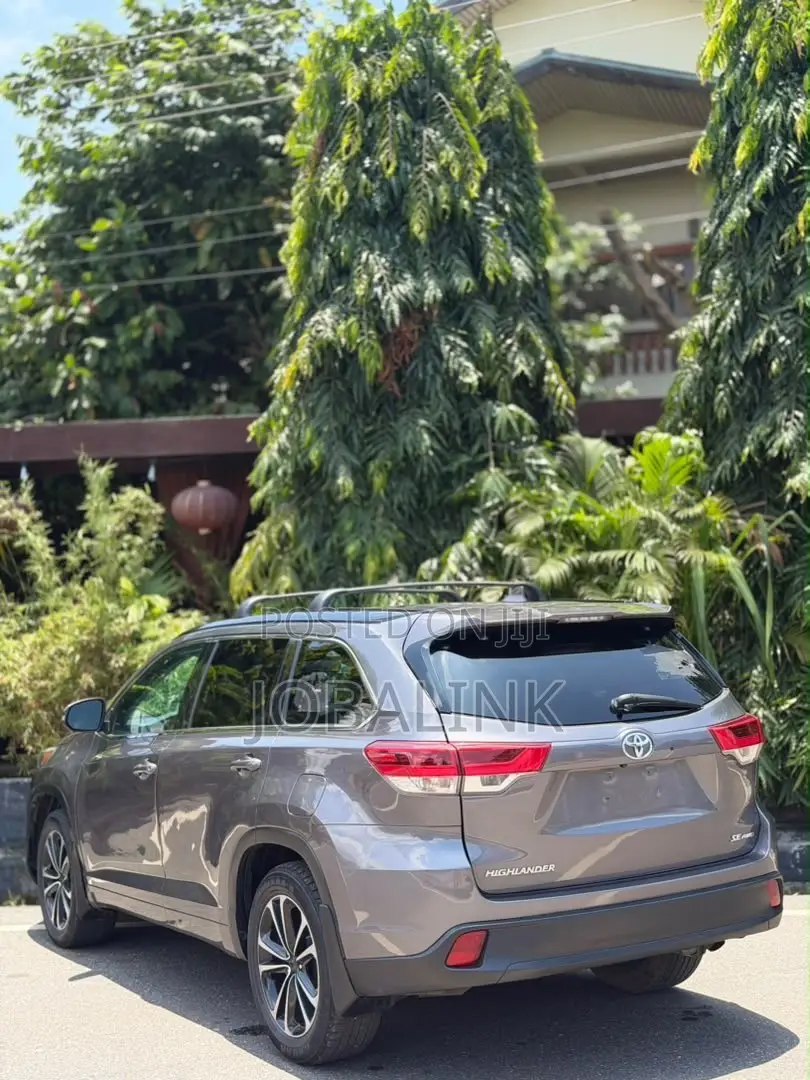 Toyota Highlander SE 2019 Gray
