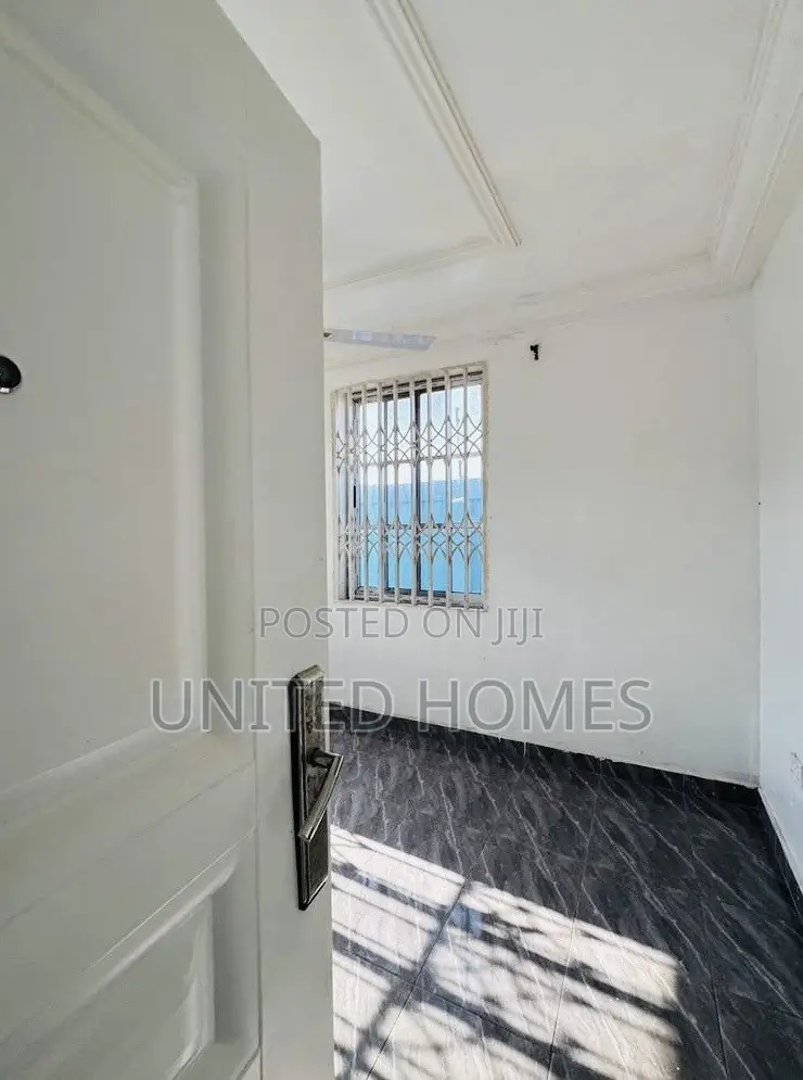 2bdrm House in West Hills Mall Area for sale