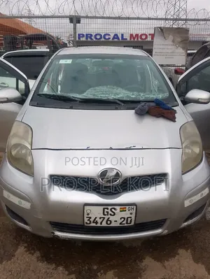 Toyota Vitz 2010 Silver