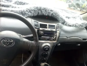 Toyota Vitz 2010 Silver
