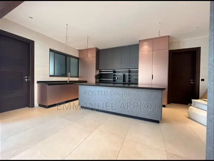 5bdrm Mansion in Adjiriganor for sale