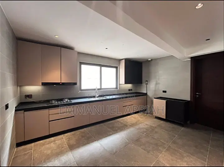 5bdrm Mansion in Adjiriganor for sale