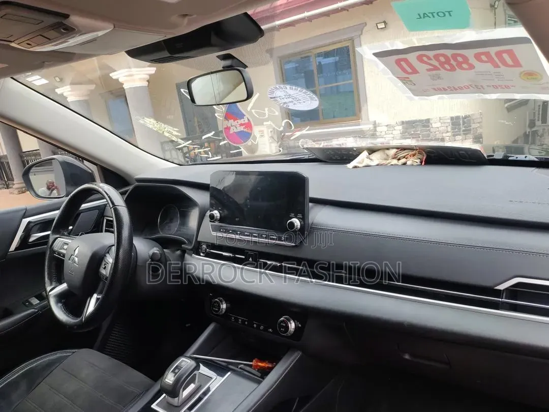 Mitsubishi Outlander 2022 Black