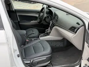 Hyundai Elantra Limited Sedan FWD (2.0L 4cyl 6A) 2017 White