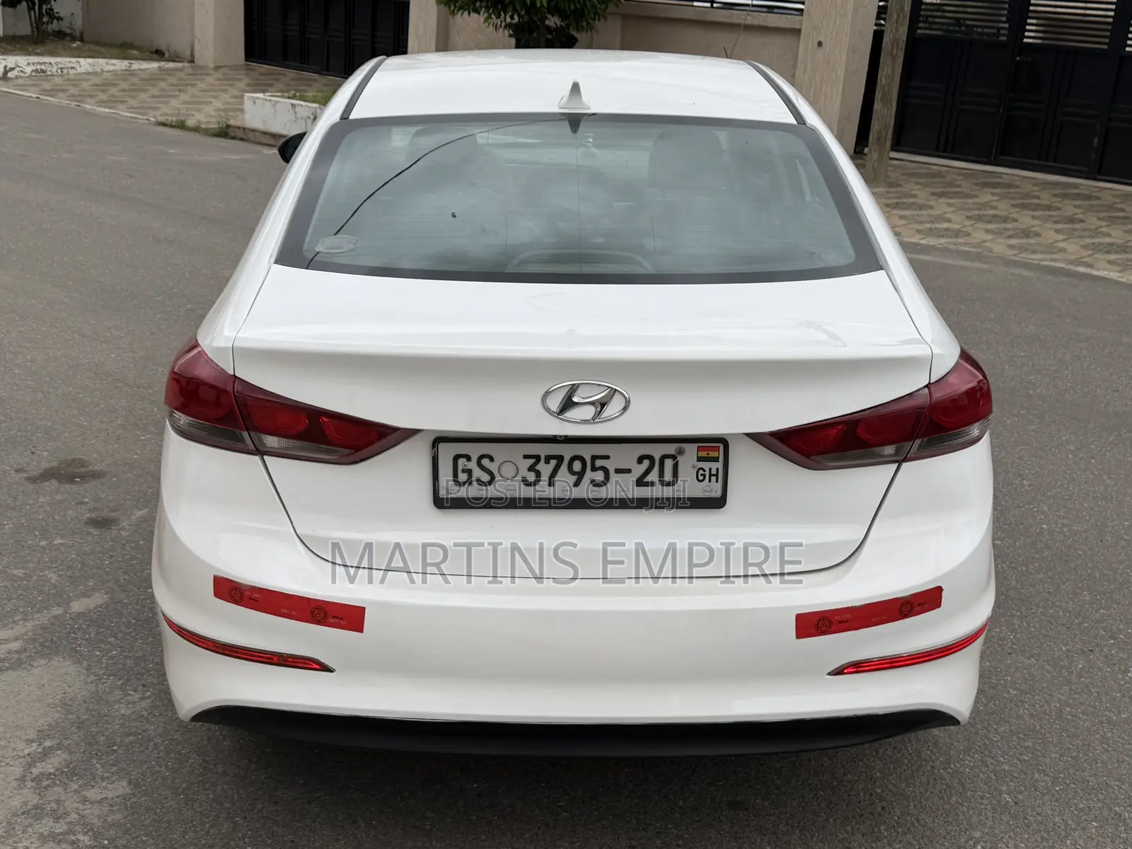 Hyundai Elantra Limited Sedan FWD (2.0L 4cyl 6A) 2017 White
