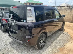 Toyota Sienta 1.5 FWD 2014 Maroon