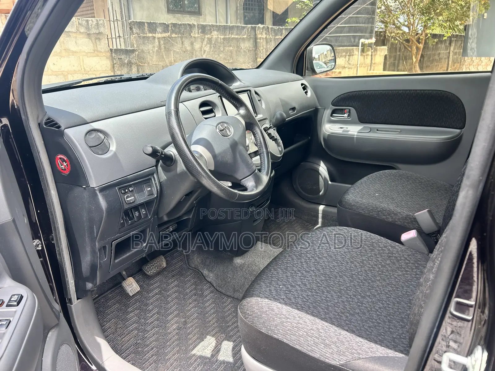 Toyota Sienta 1.5 FWD 2014 Maroon