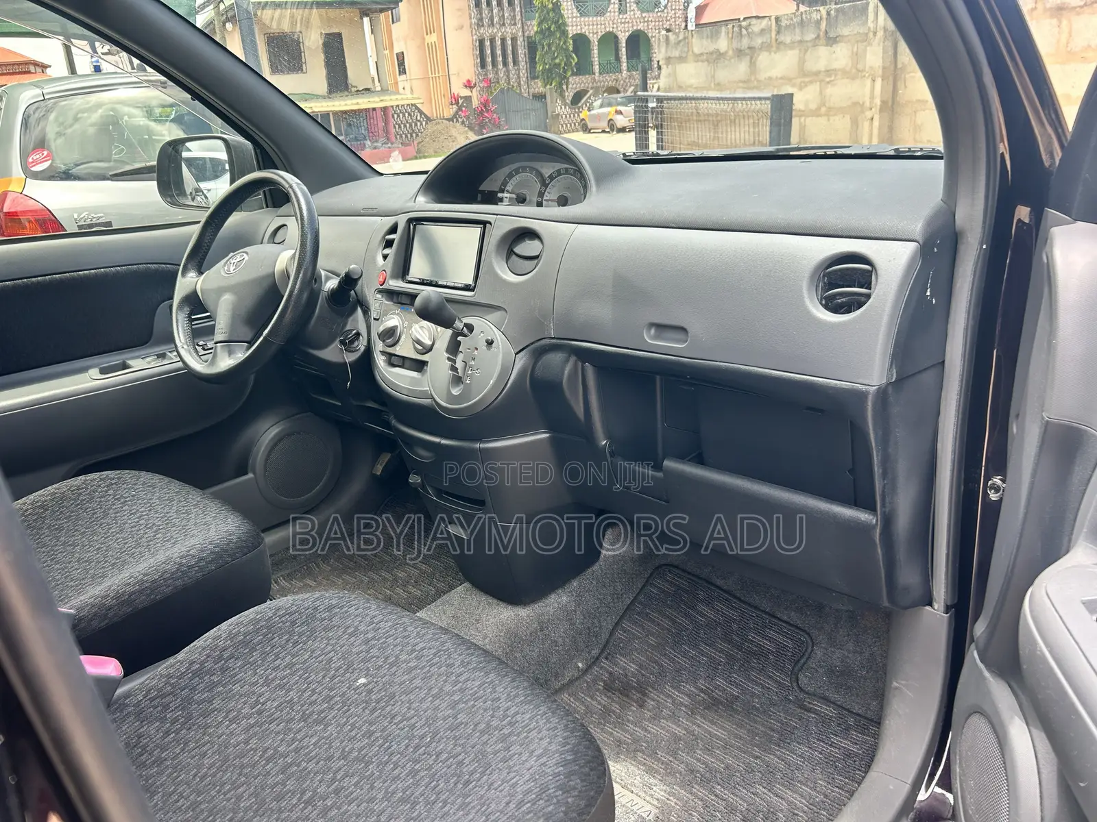 Toyota Sienta 1.5 FWD 2014 Maroon