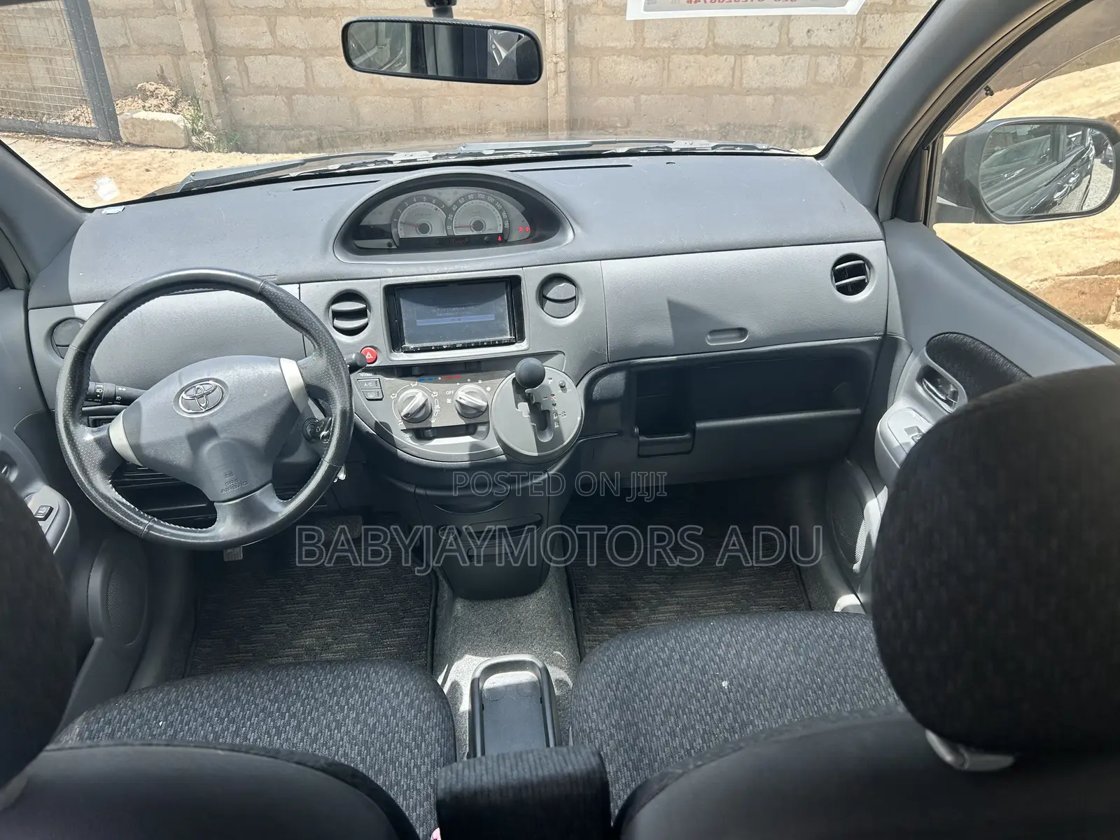 Toyota Sienta 1.5 FWD 2014 Maroon