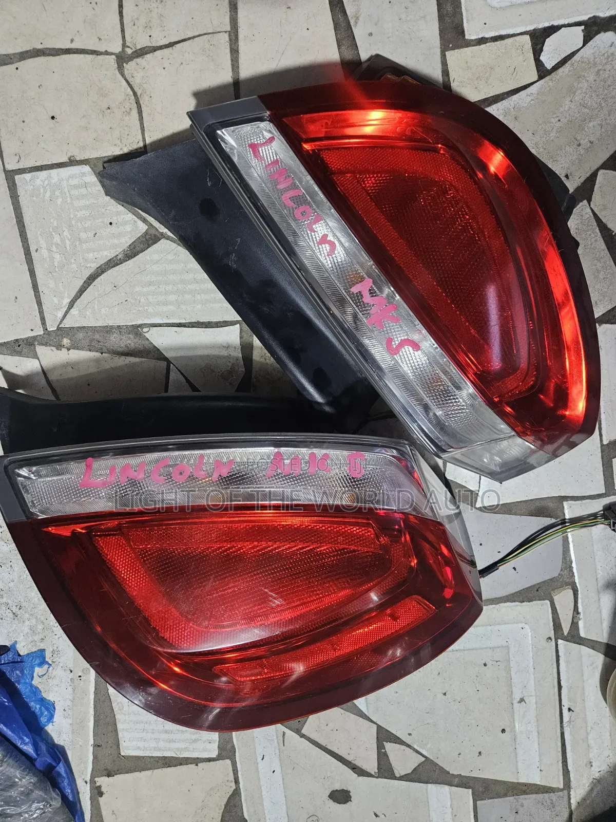 Lincoln MKS 2012 Taillights Available