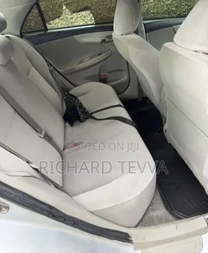 Toyota Corolla LE 4dr Sedan (1.8L 4cyl 4A) 2012 Silver
