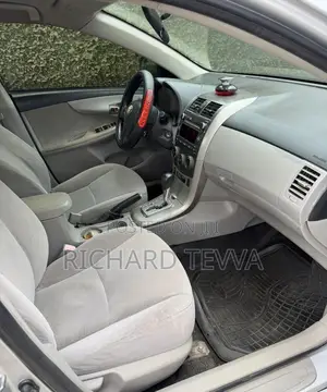 Toyota Corolla LE 4dr Sedan (1.8L 4cyl 4A) 2012 Silver