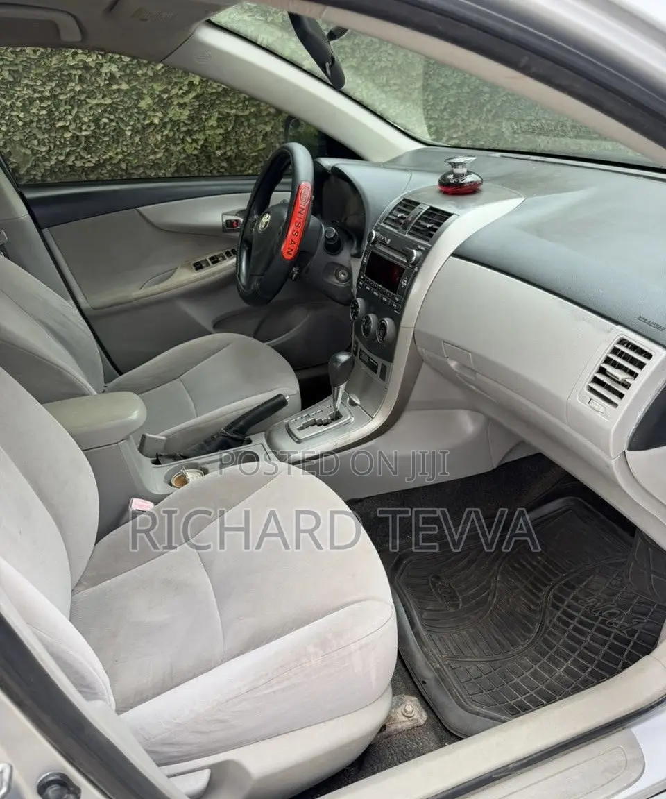 Toyota Corolla LE 4dr Sedan (1.8L 4cyl 4A) 2012 Silver