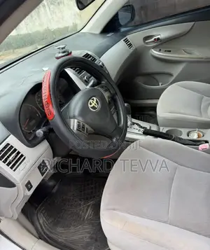 Toyota Corolla LE 4dr Sedan (1.8L 4cyl 4A) 2012 Silver