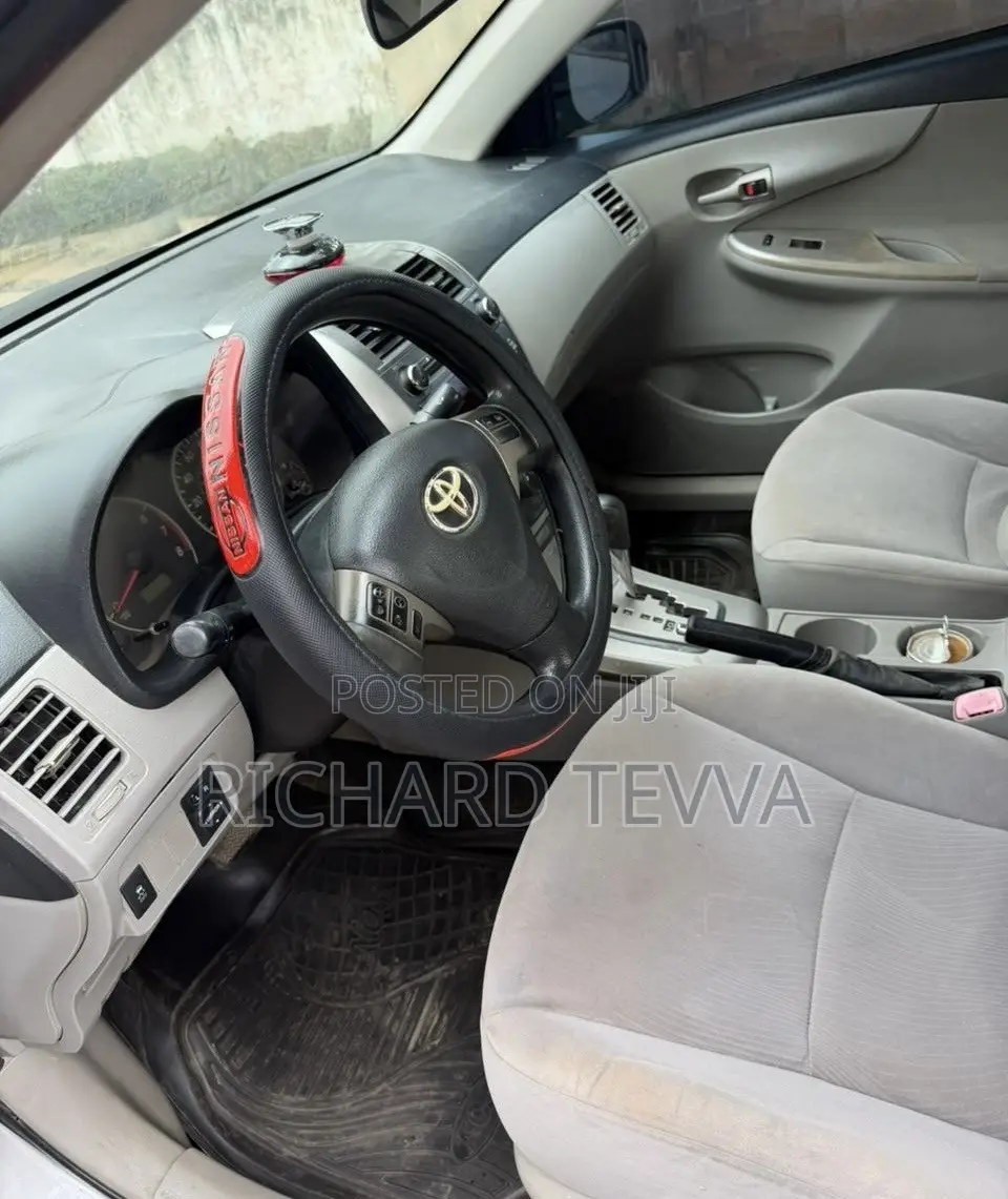 Toyota Corolla LE 4dr Sedan (1.8L 4cyl 4A) 2012 Silver