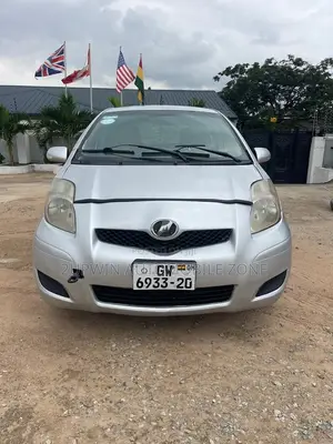 Toyota Vitz 2010 Silver