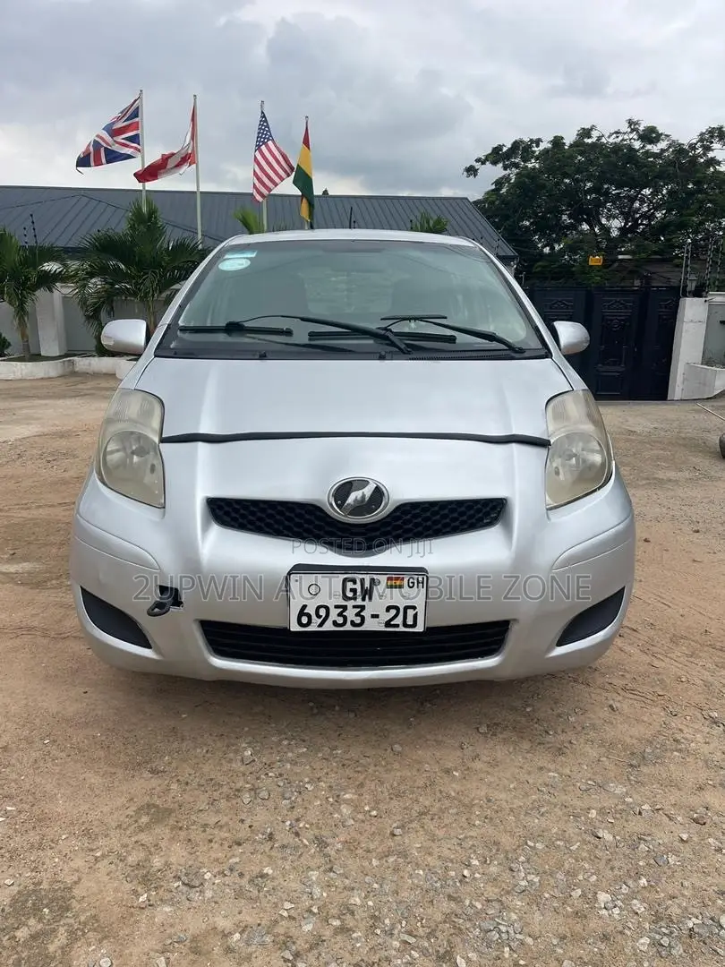 Toyota Vitz 2010 Silver