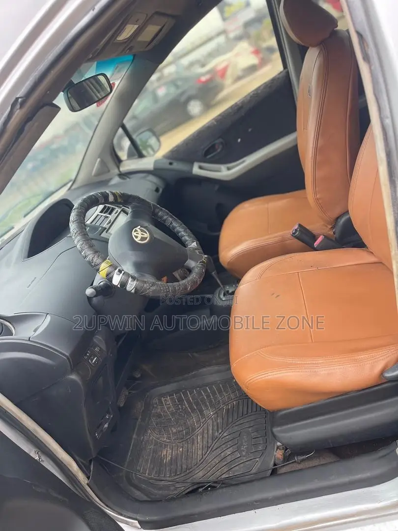 Toyota Vitz 2010 Silver