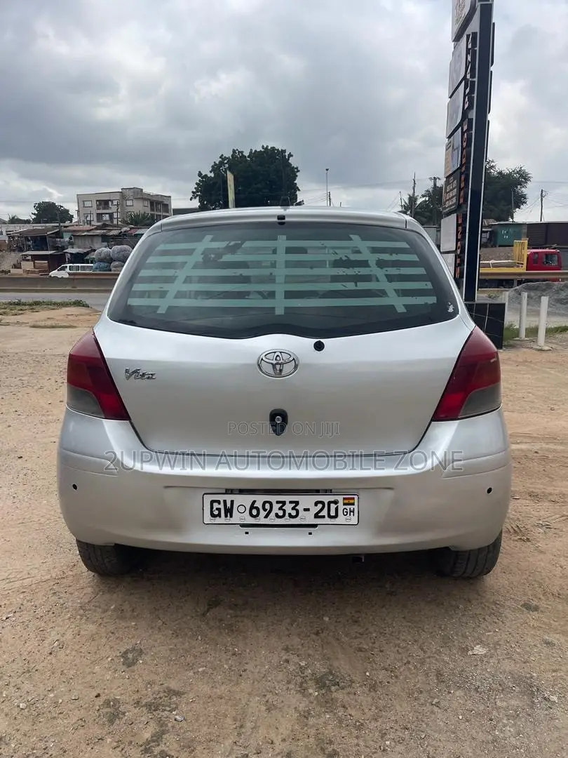 Toyota Vitz 2010 Silver