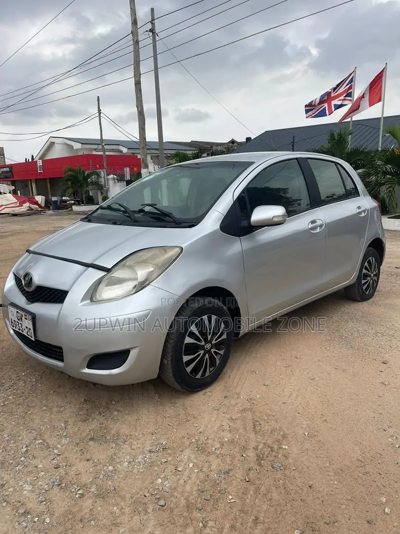Toyota Vitz 2010 Silver