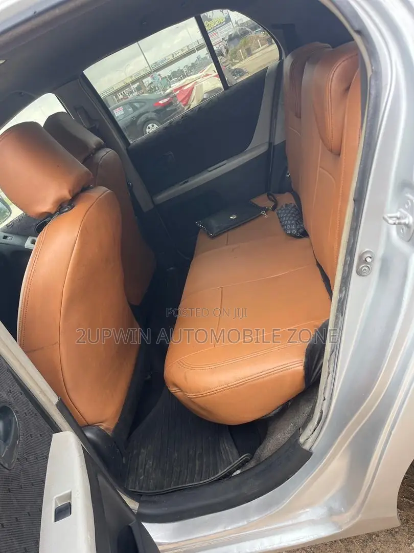 Toyota Vitz 2010 Silver
