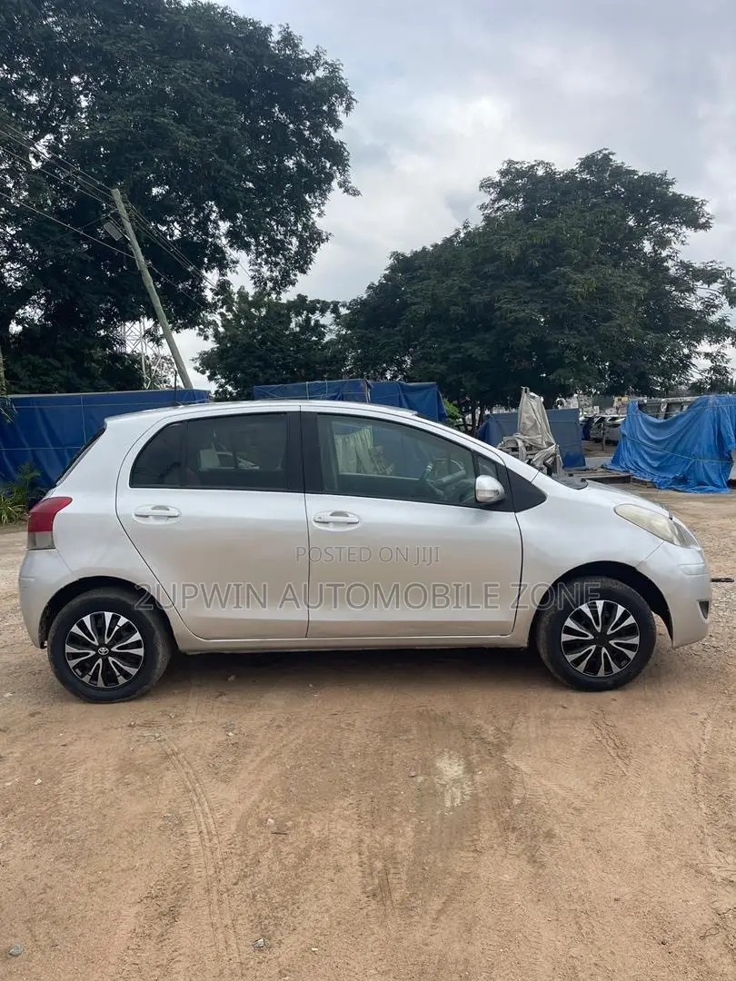 Toyota Vitz 2010 Silver