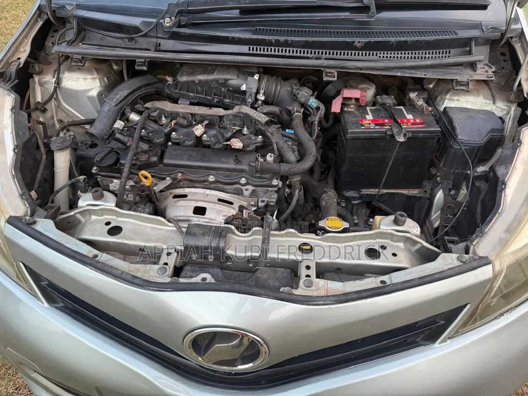 Toyota Vitz 1.3 AWD 5dr 2012 Silver