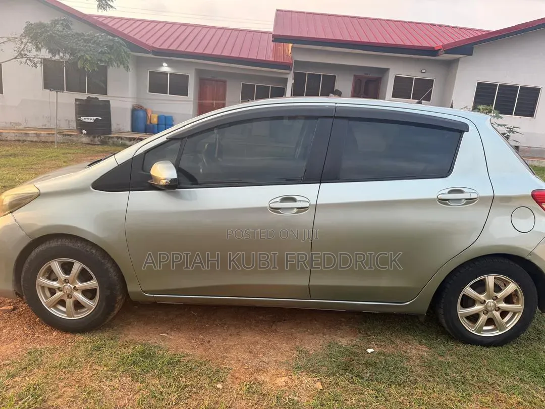 Toyota Vitz 1.3 AWD 5dr 2012 Silver