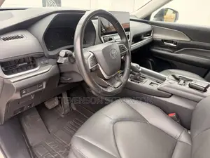 Toyota Highlander XLE AWD 2024 White