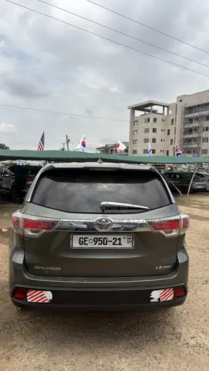 Toyota Highlander LE 4dr SUV AWD (3.5L 6cyl 6A) 2015 Green
