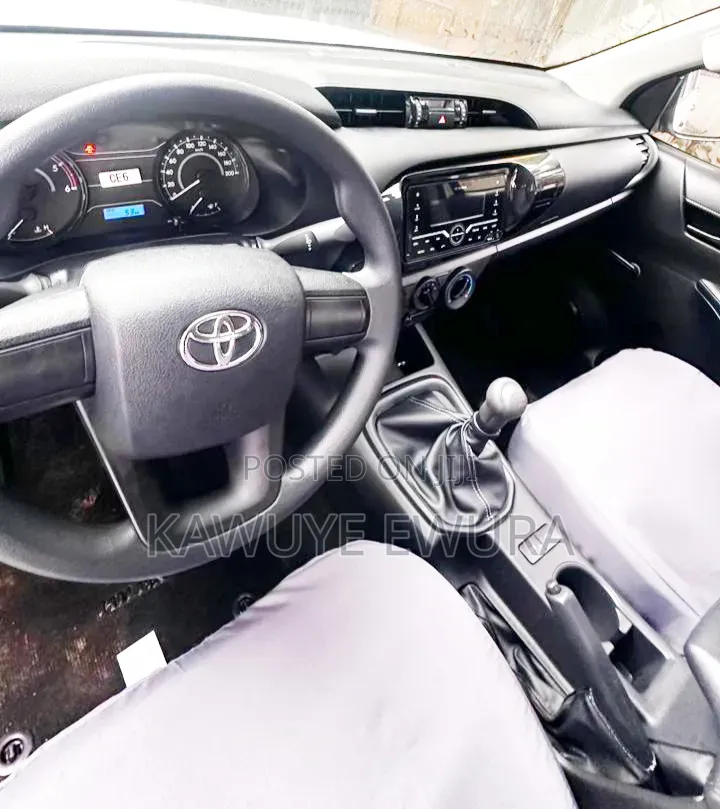New Toyota Hilux 2025 White