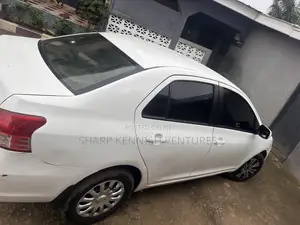 Toyota Yaris L Hatchback 3dr 2012 White