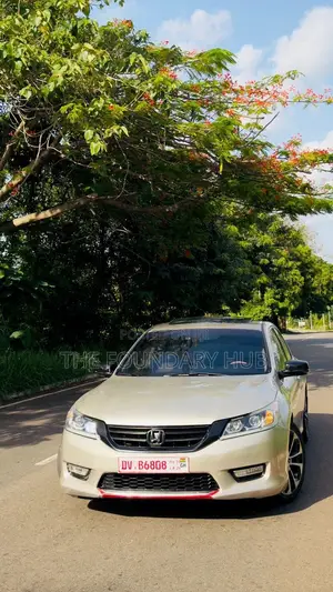 Honda Accord Touring 4dr Sedan FWD (3.5L 6cyl 6A) 2016 Gold