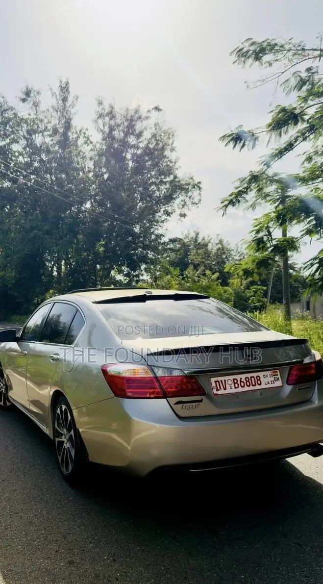 Honda Accord Touring 4dr Sedan FWD (3.5L 6cyl 6A) 2016 Gold