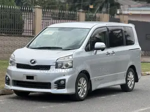 Toyota Voxy V 4WD 8-Seater 2010 Silver